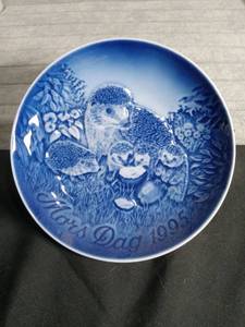 lot 3042 image: 1995 Bing & Grondahl Mothers Day Plate - Hedgehog Family