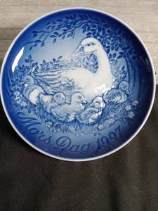 lot 3043 image: Bing & Grondahl Mothers Day Plate 1994