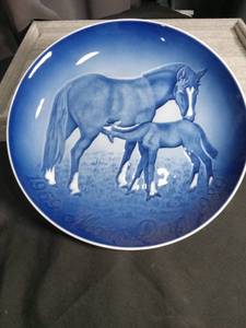 lot 3045 image: 1989 B&G Mothers Day Commemorative Plate - Mare and Colt