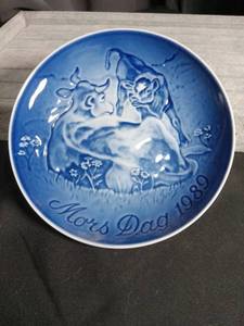 lot 3047 image: 1989 Bing & Grondahl Mothers Day Plate