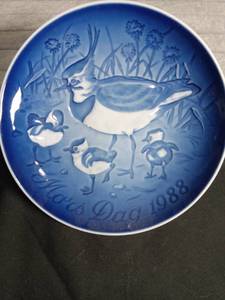 lot 3048 image: 1988 Bing & Grondahl Mothers Day Plate
