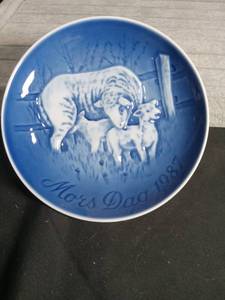 lot 3049 image: 1987 B&G Mothers Day Plate - Tiger and Lamb