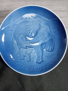 lot 3051 image: 1986 Bing & Grondahl Mothers Day Plate