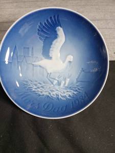 lot 3052 image: 1984 Bing & Grondahl Mothers Day Plate