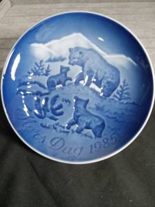 lot 3053 image: 1985 B&G Copenhagen Mothers Day Plate