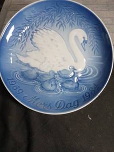 lot 3055 image: 1984 B&G Mothers Day Plate - Swan Design