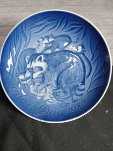 lot 3056 image: 1983 Bing & Grondahl Mothers Day Plate