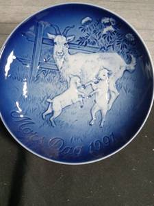lot 3057 image: 1991 Bing & Grondahl Mothers Day Plate