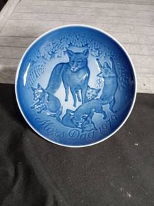 lot 3058 image: 1979 B&G Mothers Day Plate - Fox Family Design