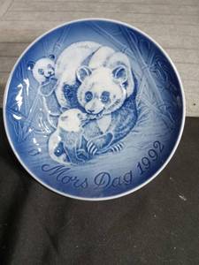 lot 3060 image: 1992 B&G Mothers Day Plate - Panda Bears