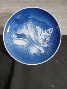lot 3065 image: 1971 B&G Mothers Day Plate with Cats