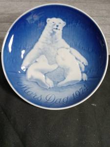 lot 3066 image: 1974 Bing & Grondahl Mothers Day Plate - Polar Bears