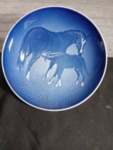 lot 3067 image: 1972 Bing & Grondahl Mothers Day Plate - Mare and Foal