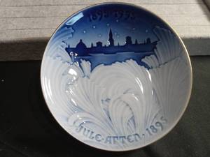 lot 2266 image: 1995 B&G Behind the Frozen Window Christmas Plate