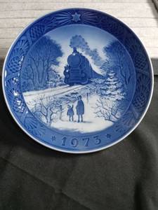 lot 2271 image: Royal Copenhagen Christmas Plate 1973 - Going Home for Christmas