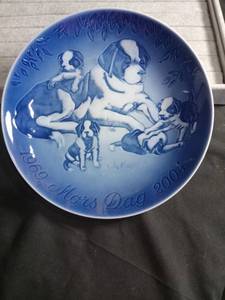 lot 2279 image: 2004 B&G Mors Dag Mothers Day Plate - St. Bernard Dogs