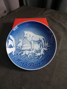 lot 3078 image: 2007 Bing & Grondahl Mothers Day Plate - Wolf Family