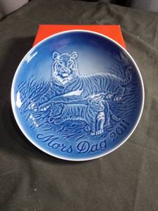 lot 3079 image: 2011 Bing & Grondahl Mothers Day Plate - Tiger Family