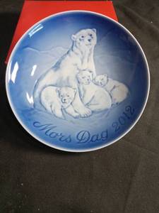 lot 3081 image: Bing & Grondahl Mothers Day Plate 2012