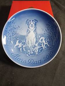 lot 3082 image: 2010 Bing & Grondahl Mothers Day Plate