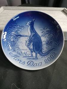 lot 3092 image: 2002 Bing & Grondahl Mothers Day Plate