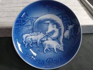 lot 3096 image: 2003 Bing & Grondahl Mothers Day Plate - Pig Family Scene
