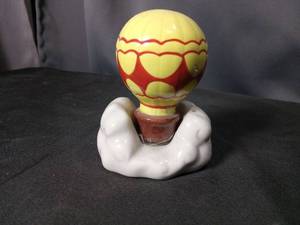 lot 4701 image: Ceramic Hot Air Balloon Salt and Pepper Shakers