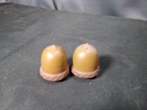 lot 4704 image: Acorn  Salt and Pepper Shakers Set