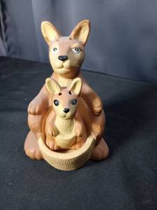 lot 4707 image: Kangaroo and Joey Ceramic Figurine salt and pepper shaker set