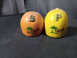 lot 4708 image: Florida Orange and Lemon Salt and Pepper Shakers