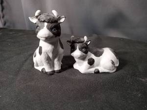 lot 4710 image: Ceramic Cow Figurine Set Salt and Pepper Shakers