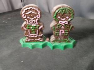 lot 4712 image: Holiday Gingerbread Person Salt and Pepper Shaker Set