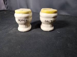 lot 4713 image: Ceramic Salt and Pepper Shakers Set