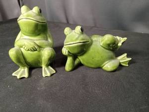 lot 4714 image: Green Ceramic Frog Figurines salt and pepper shaker set