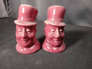 lot 4719 image: Pink Ceramic Top Hat Character Salt and Pepper Shakers