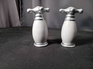 lot 4723 image: Traditional Hot and Cold Bathroom Faucet Tap Handles shaker set
