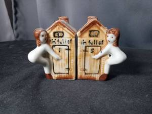 lot 4725 image: Ceramic Outhouse Salt and Pepper Shakers with Figures