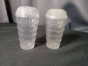 lot 4731 image: Plastic Salt and Pepper Shakers Set