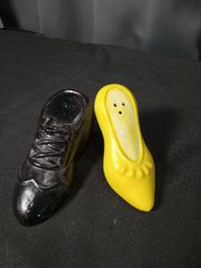 lot 4732 image: Ceramic Shoe Salt and Pepper Shakers Set