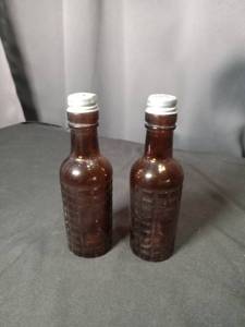lot 4733 image: Brown Glass Salt and Pepper Shakers Set