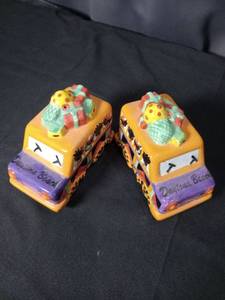 lot 4734 image: Daytona Beach Ceramic School Bus Salt and Pepper Shakers