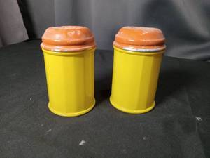 lot 4737 image: Ceramic Salt and Pepper Shakers Set Yellow Orange