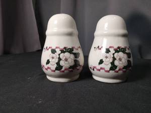 lot 4739 image: Dollar General 1998 Floral Salt and Pepper Shaker Set
