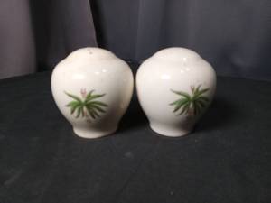 lot 4745 image: Ceramic Salt and Pepper Shakers with Palm Tree Design