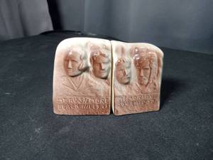 lot 4760 image: Mt Rushmore Black Hills Memorial South Dakota Salt and Pepper Shakers