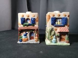 lot 4761 image: Ceramic Cottage House Salt and Pepper Shaker Set