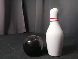 lot 4763 image: Bowling Ball and Pin Salt and Pepper Shaker Set