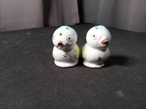 lot 4771 image: Ceramic Bird Salt and Pepper Shaker Set