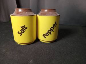 lot 4777 image: Yellow and Brown Ceramic Salt and Pepper Shakers
