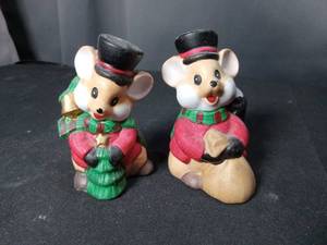 lot 4781 image: Christmas Caroling Mice Figurines Salt and Pepper Shakers Set